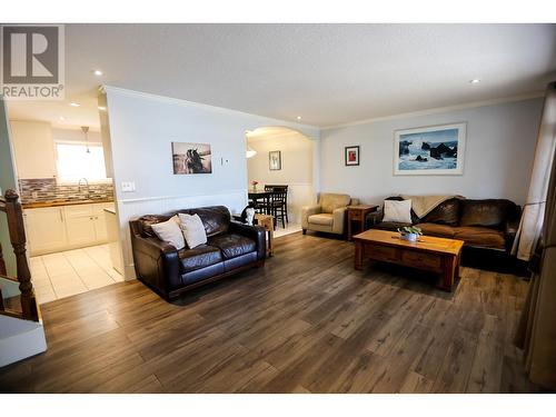 446 Oriole Way, Barriere, BC - Indoor Photo Showing Living Room