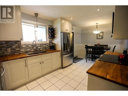 446 Oriole Way, Barriere, BC - Indoor Photo Showing Kitchen With Double Sink