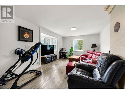 8844 Davis Hill Road, Chase, BC - Indoor Photo Showing Living Room