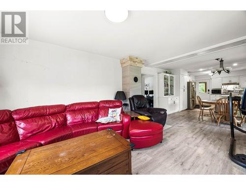 8844 Davis Hill Road, Chase, BC - Indoor Photo Showing Living Room