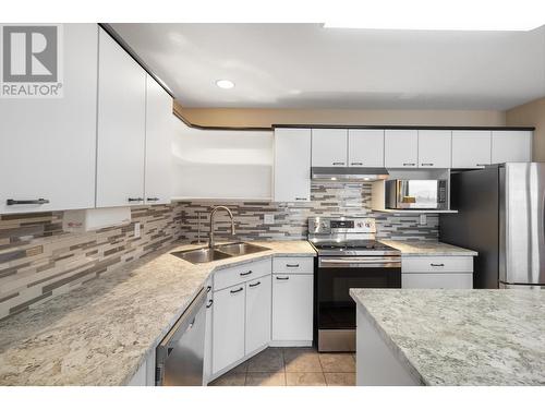 2022 Pacific Way Unit# 19, Kamloops, BC - Indoor Photo Showing Kitchen With Double Sink