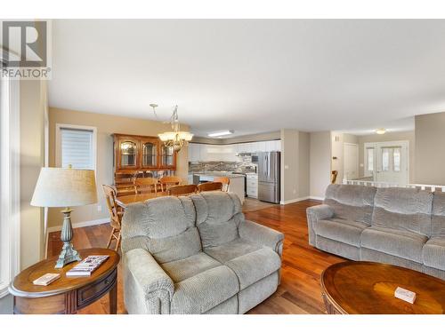 2022 Pacific Way Unit# 19, Kamloops, BC - Indoor Photo Showing Living Room