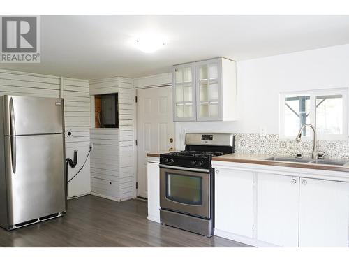 1721 Chasm Road, Clinton, BC - Indoor Photo Showing Kitchen