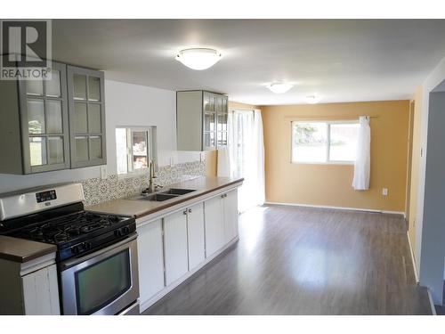 1721 Chasm Road, Clinton, BC - Indoor Photo Showing Kitchen With Double Sink