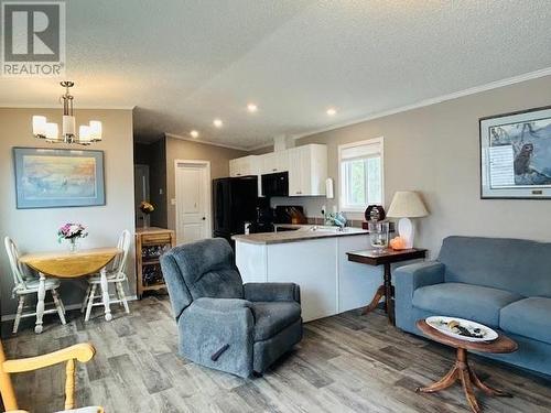 235 Aylmer Road Unit# 13, Chase, BC - Indoor Photo Showing Living Room