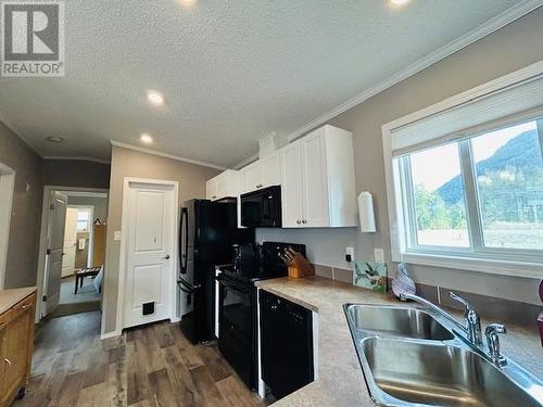 235 Aylmer Road Unit# 13, Chase, BC - Indoor Photo Showing Kitchen With Double Sink