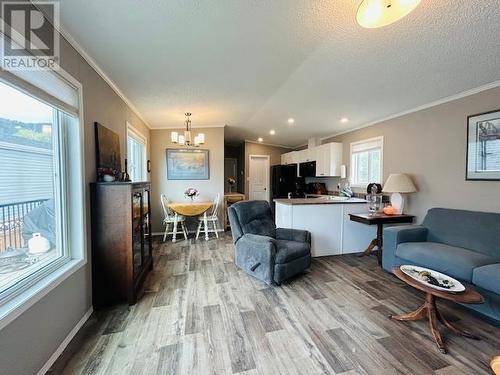 235 Aylmer Road Unit# 13, Chase, BC - Indoor Photo Showing Living Room