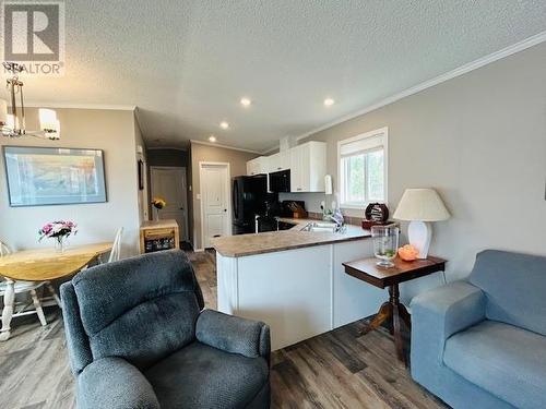 235 Aylmer Road Unit# 13, Chase, BC - Indoor Photo Showing Living Room