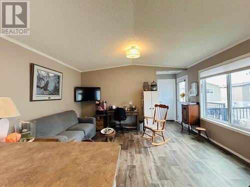 235 Aylmer Road Unit# 13, Chase, BC - Indoor Photo Showing Living Room