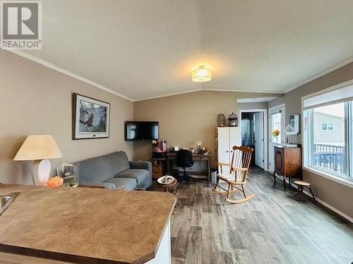 235 Aylmer Road Unit# 13, Chase, BC - Indoor Photo Showing Living Room