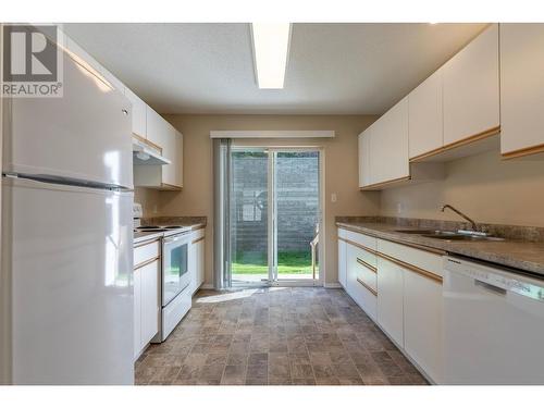 1920 Hugh Allan Drive Unit# 27, Kamloops, BC - Indoor Photo Showing Kitchen