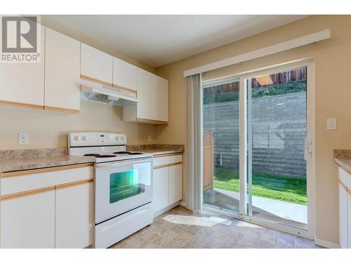 1920 Hugh Allan Drive Unit# 27, Kamloops, BC - Indoor Photo Showing Kitchen