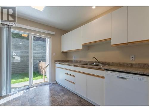 1920 Hugh Allan Drive Unit# 27, Kamloops, BC - Indoor Photo Showing Kitchen With Double Sink