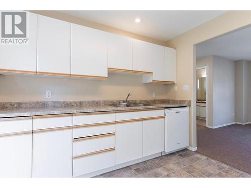 1920 Hugh Allan Drive Unit# 27, Kamloops, BC - Indoor Photo Showing Kitchen With Double Sink