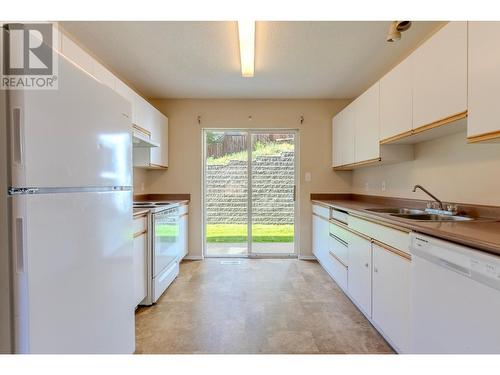 1920 Hugh Allan Drive Unit# 7, Kamloops, BC - Indoor Photo Showing Kitchen With Double Sink