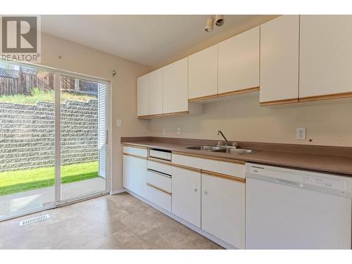 1920 Hugh Allan Drive Unit# 7, Kamloops, BC - Indoor Photo Showing Kitchen With Double Sink