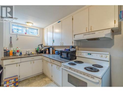 841 Pembroke Avenue, Kamloops, BC - Indoor Photo Showing Kitchen With Double Sink