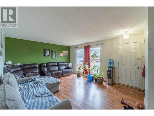 841 Pembroke Avenue, Kamloops, BC - Indoor Photo Showing Living Room