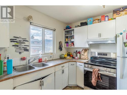 841 Pembroke Avenue, Kamloops, BC - Indoor Photo Showing Kitchen With Double Sink