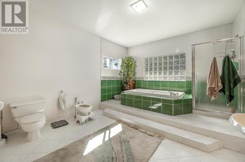 3390 Shuswap  E Road, Kamloops, BC - Indoor Photo Showing Bathroom