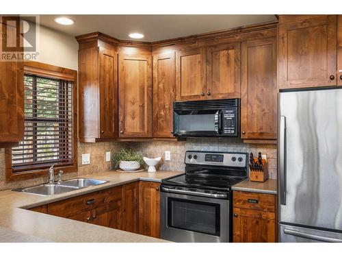 5035 Valley Drive Unit# 44, Sun Peaks, BC - Indoor Photo Showing Kitchen With Double Sink