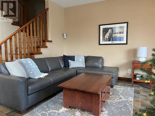 5035 Valley Drive Unit# 44, Sun Peaks, BC - Indoor Photo Showing Living Room