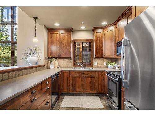 5035 Valley Drive Unit# 44, Sun Peaks, BC - Indoor Photo Showing Kitchen With Double Sink