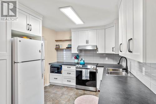 366 Murtle Crescent Unit# 4, Clearwater, BC - Indoor Photo Showing Kitchen With Double Sink