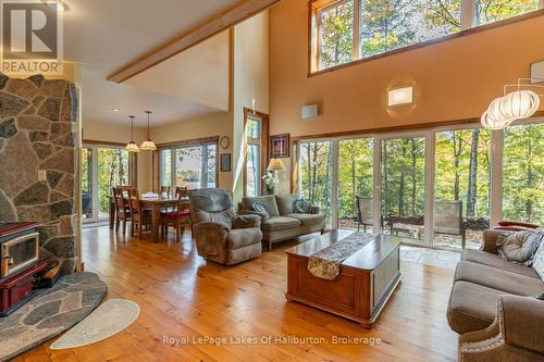 48 Russell Drive, Galway-Cavendish And Harvey, ON - Indoor Photo Showing Living Room