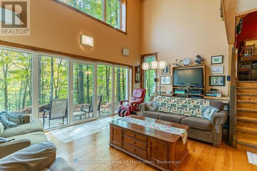 48 Russell Drive, Galway-Cavendish And Harvey, ON - Indoor Photo Showing Living Room