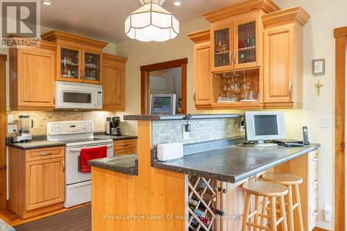 48 Russell Drive, Galway-Cavendish And Harvey, ON - Indoor Photo Showing Kitchen