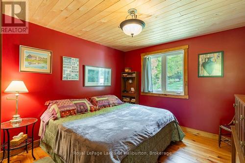 48 Russell Drive, Galway-Cavendish And Harvey, ON - Indoor Photo Showing Bedroom