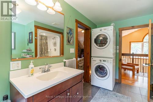 48 Russell Drive, Galway-Cavendish And Harvey, ON - Indoor Photo Showing Laundry Room