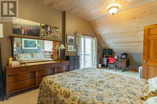 48 Russell Drive, Galway-Cavendish And Harvey, ON - Indoor Photo Showing Bedroom