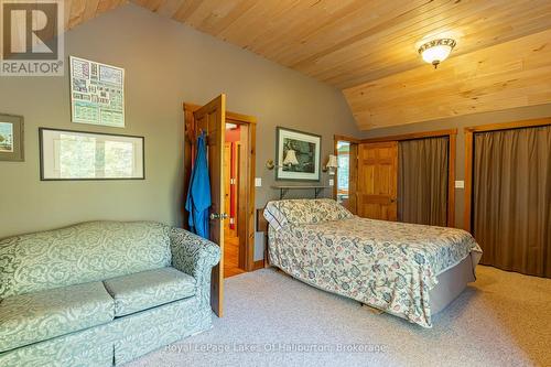 48 Russell Drive, Galway-Cavendish And Harvey, ON - Indoor Photo Showing Bedroom