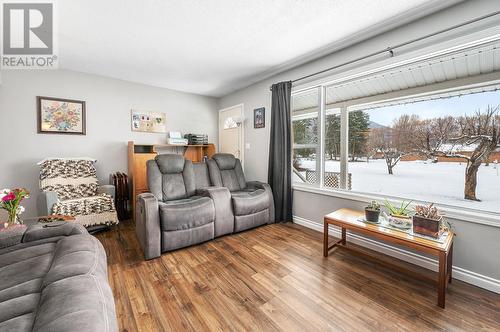 245 Phillips Road, Clearwater, BC - Indoor Photo Showing Living Room