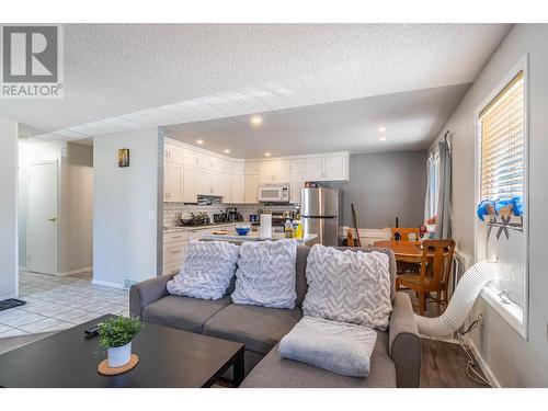 416 Waddington Drive, Kamloops, BC - Indoor Photo Showing Living Room