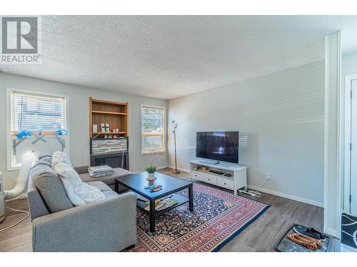 416 Waddington Drive, Kamloops, BC - Indoor Photo Showing Living Room