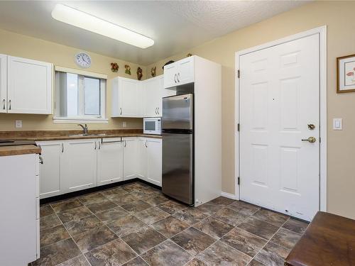 409-1683 Balmoral Ave, Comox, BC - Indoor Photo Showing Kitchen With Double Sink