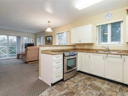 409-1683 Balmoral Ave, Comox, BC - Indoor Photo Showing Kitchen With Double Sink