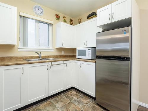 409-1683 Balmoral Ave, Comox, BC - Indoor Photo Showing Kitchen With Double Sink