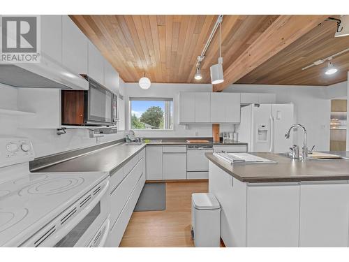 777 Powell Place, Kamloops, BC - Indoor Photo Showing Kitchen