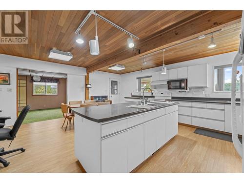 777 Powell Place, Kamloops, BC - Indoor Photo Showing Kitchen