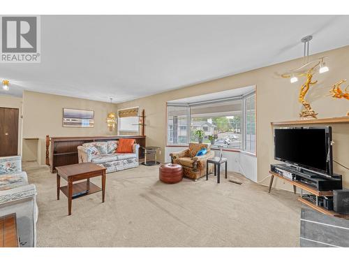 777 Powell Place, Kamloops, BC - Indoor Photo Showing Living Room