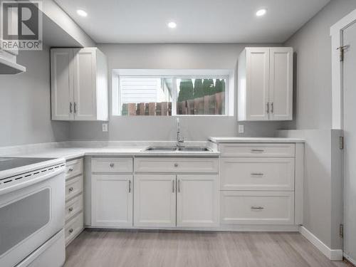 570 Collingwood Drive, Kamloops, BC - Indoor Photo Showing Kitchen With Double Sink