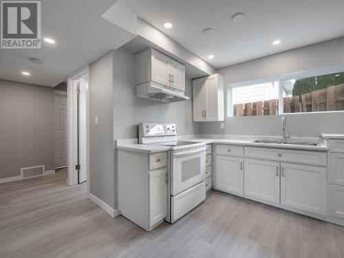 570 Collingwood Drive, Kamloops, BC - Indoor Photo Showing Kitchen