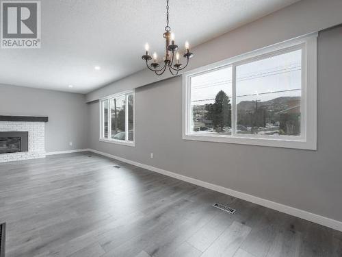 570 Collingwood Drive, Kamloops, BC - Indoor Photo Showing Living Room With Fireplace