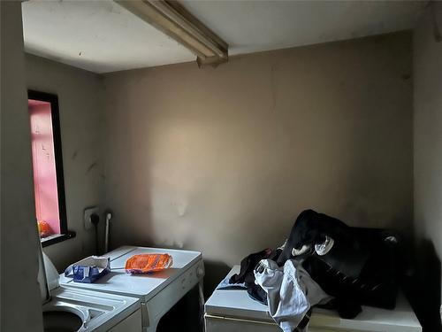 7290 51 Street, Salmon Arm, BC - Indoor Photo Showing Laundry Room