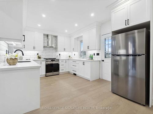 23 Albert St, Cambridge, ON - Indoor Photo Showing Kitchen With Upgraded Kitchen