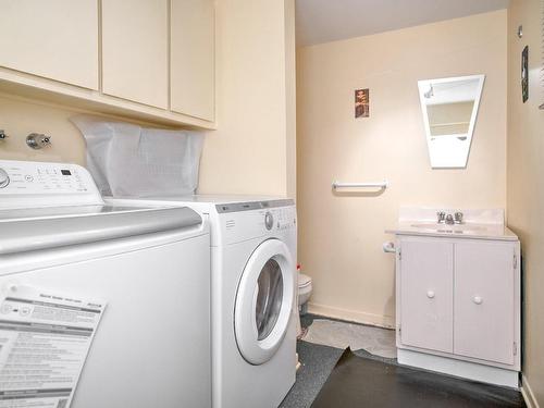 Salle de bains - 8 Rue Capri, Dollard-Des-Ormeaux, QC - Indoor Photo Showing Laundry Room